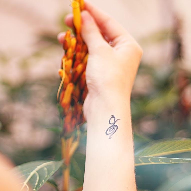 fake small hakuna matata symbol swahili minimalist temporary tattoo sticker design idea on wrist