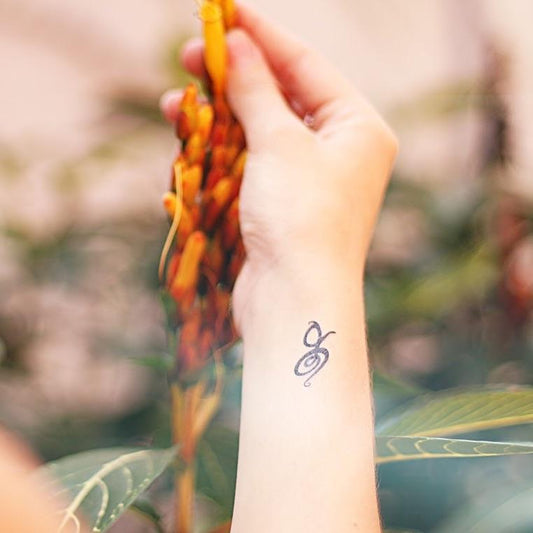 fake small hakuna matata symbol swahili minimalist temporary tattoo sticker design idea on wrist